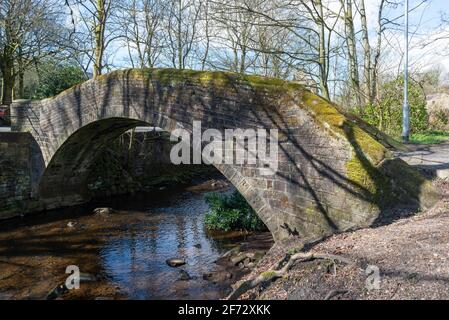 Mellor Brücke, eine alte Packesel Brücke über den Fluss Colne in Marsden, West Yorkshire Stockfoto