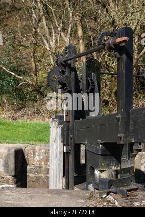 Schleusentor-Wining-Mechanismus auf dem historischen Huddersfield engen Kanal In Marsden in West Yorkshire Stockfoto