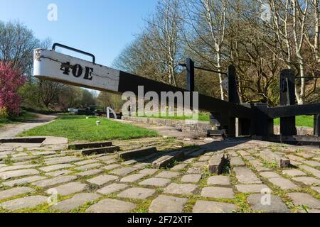 Sonnige Frühlingsansicht eines Schleusentores auf der historischen Huddersfield enger Kanal bei Marsden in West Yorkshire Stockfoto