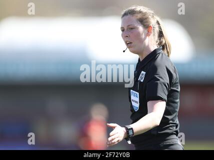 Crawley, Großbritannien. April 2021. Schiedsrichter, Abigail Byrne während des FA Women's Super League-Spiels zwischen Brighton & Hove Albion Women und Manchester United Women am 4. April 2021 im People's Pension Stadium in Crawley, Großbritannien Credit: Paul Terry Foto/Alamy Live News Stockfoto