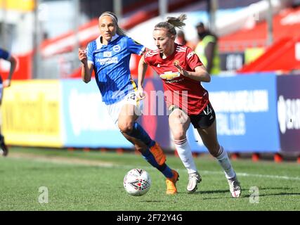 Crawley, Großbritannien. April 2021. Jackie Groenen von Manchester United während des FA Women's Super League-Spiels zwischen Brighton & Hove Albion Women und Manchester United Women am 4. April 2021 im People's Pension Stadium in Crawley, Großbritannien Credit: Paul Terry Foto/Alamy Live News Stockfoto