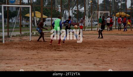 salvador, bahia / brasilien - 21. april 2013: Auf einem Feldgebiet in Boca do Rio in der Stadt Salvador werden Menschen beim Fußballspielen gesehen. *** Loc Stockfoto