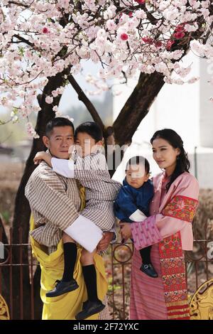 Die königliche Familie Bhutans, seine Majestät König Jigme Khesar Namgyel Wangchuck posiert im Garten des Klosters Punakha Dzong mit seiner Frau, seiner Majestät Königin Jetsun Pema und ihrem Kind, seiner königlichen Hoheit Gyalsey Jigme Namgyel und seiner königlichen Hoheit Gyalsey Ugyen Wangchuck, am 03. April 2021 in Punakha Dzong, Punakha, Bhutan. Foto über DNphotography/ABACAPRESS.COM Stockfoto