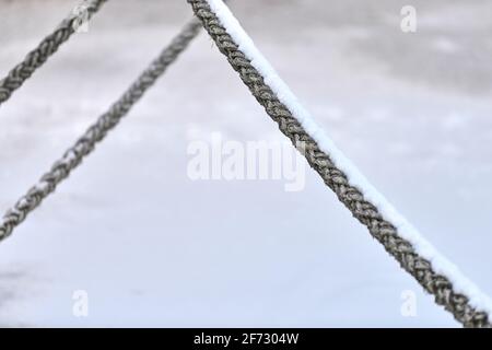 Segel-Seile hängen von Fischerboot oder Yacht, aus nächster Nähe. Detailliertes Fragment des Seils. Stockfoto