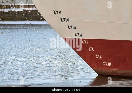Alter Schiffsentwurf auf Rumpf, Staffelnummerierung. Abstand zwischen Wasserlinie und Bodenkiel. Schiff im Wasser. Stockfoto