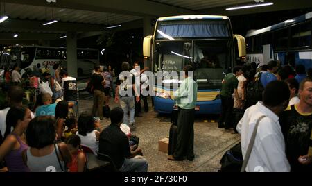 salvador bahia / brasilien - 11. oktober 2007: Passagiere werden am Boarding Gate des Busbahnhofs in der Stadt Salvador gesehen. *** Lokale Bildunterschrift Stockfoto