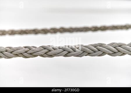 Segel-Seile hängen von Fischerboot oder Yacht, aus nächster Nähe. Detailliertes Fragment des Seils. Stockfoto