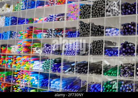 Farbige Stifte, Stifte und Marker auf Regalen im Laden. Bürobedarf und Schreibwaren. Bunte Stifte auf dem Regal angeordnet. Bunte Stifte im Kunstladen. Stockfoto