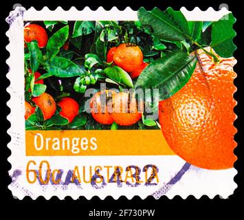 MOSKAU, RUSSLAND - 12. JANUAR 2021: Die in Australien gedruckte Briefmarke zeigt die Serie Oranges, Farming Australia (2nd Series), um 2012 Stockfoto