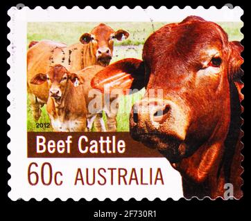 MOSKAU, RUSSLAND - 12. JANUAR 2021: Die in Australien gedruckte Briefmarke zeigt Rinder (Bos primigenius taurus), Farming Australia (2nd Series) Serie Stockfoto