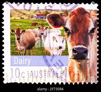 MOSKAU, RUSSLAND - 12. JANUAR 2021: Die in Australien gedruckte Briefmarke zeigt Jersey-Rinder (Bos primigenius taurus) - Molkerei, Landwirtschaft Australien (2. Ser Stockfoto