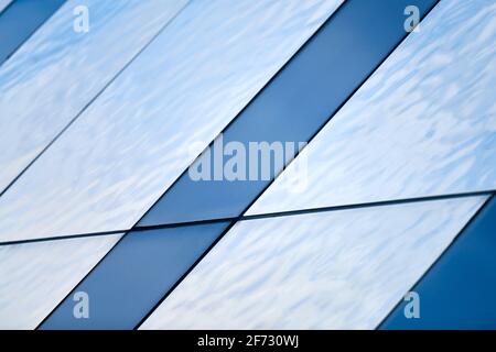 Decke, Dach, Wand, Fassade aus strukturiertem Glas. Struktur aus transparentem, glasierten Aluminium. Moderne Architektur mit viel Luft und Licht. Abstrakter Backgr Stockfoto