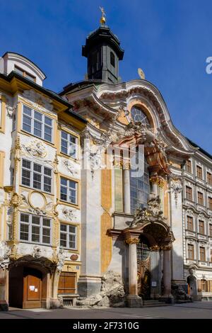 Fassaden Asam-Haus und spätbarocke Asam-Kirche, 1733-46, in der Sendlingerstraße, München, Oberbayern, Bayern, Deutschland Stockfoto