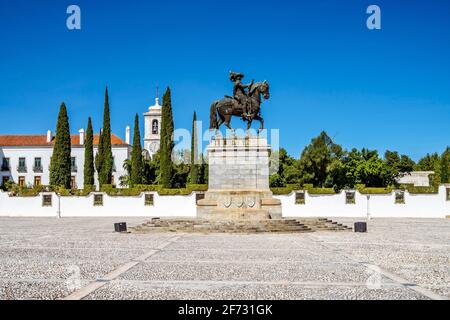 Denkmal von Johannes IV. Vor dem Herzogspalast von Vila Vicosa, Alentejo, Portugal Stockfoto