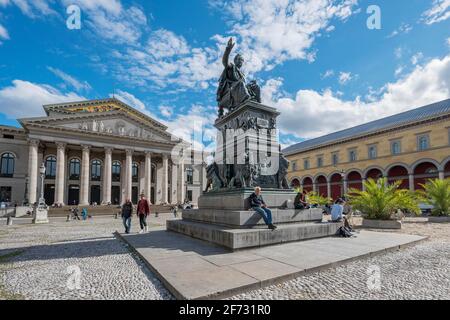 Denkmal von König Maximilian II., Joseph am Max-Joseph-Platz mit Oper, München, Oberbayern, Bayern, Deutschland Stockfoto