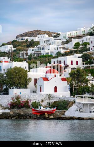 Fischerboot und kleine griechisch-orthodoxe weiße Kirche mit rotem Dach, alter Hafen von Mykonos, Chora, Mykonos-Stadt, Mykonos, Kykladen, Ägäis, Griechenland Stockfoto