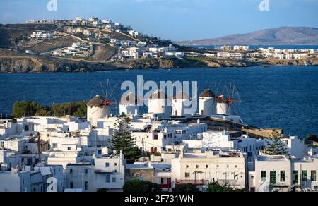 Blick auf die weißen kykladischen Häuser der Chora, Dorfansicht der Stadt Mykonos mit den Windmühlen am Meer, Mykonos, Kykladen, Ägäis, Griechenland Stockfoto