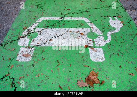 Piktogramm an der Ladestation für Elektroautos im Werksviertel, Berg am Laim, München, Oberbayern, Bayern, Deutschland Stockfoto