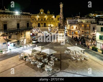 Die weiße Altstadt des Bergdorfes, Nachtaufnahme, Ostuni, Apulien, Süditalien Stockfoto