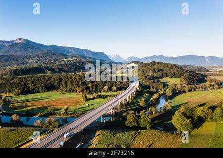 Autobahn A95, Brücke über Loisach, bei Grossweil, Drohnenbild, Voralpenland, Oberbayern, Bayern, Deutschland Stockfoto