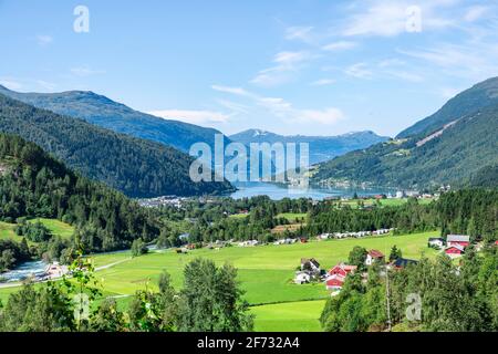 Place Loen am Fjord Innvikfjorden, Stryn, Vestland, Norwegen Stockfoto