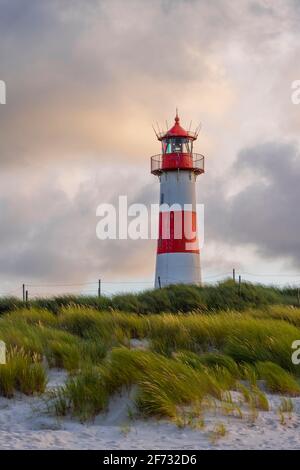 Abendstimmung, rot-weißer Leuchtturm List-East in den Dünen, Ellbogen, Sylt, Nordfriesische Insel, Nordsee, Nordfriesland, Schleswig-Holstein Stockfoto