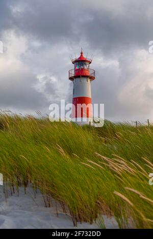 Abendstimmung, rot-weißer Leuchtturm List-East in den Dünen, Ellbogen, Sylt, Nordfriesische Insel, Nordsee, Nordfriesland, Schleswig-Holstein Stockfoto