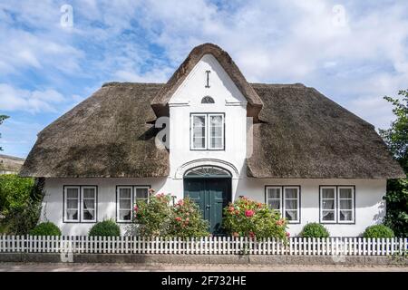 Friesisches Haus mit Reetdach, Keitum, Sylt, Nordfriesland, Schleswig-Holstein, Deutschland Stockfoto