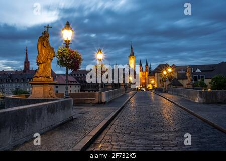 Alte Mainbrücke im Morgengrauen, Innenstadt mit Dom St. Kilian, Marienkapelle, Main, Würzburg, Franken, Bayern, Deutschland Stockfoto