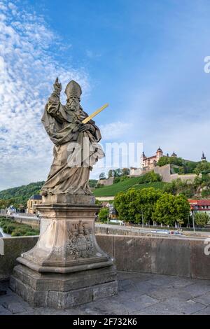 Festung Marienberg am Main, Statue auf der Alten Mainbrücke, Würzburg, Unterfranken, Bayern Stockfoto