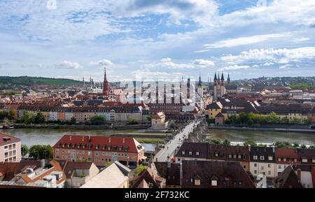 Alte Brücke über den Main und die Innenstadt, Blick auf die Stadt, Main, Würzburg, Franken, Bayern, Deutschland Stockfoto