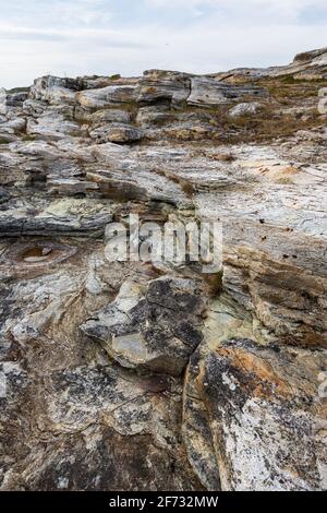 Natürliche Küstensteine und Schiefergestein, Küste des Arktischen Ozeans auf der Halbinsel Varanger, Finnmark, Norwegen Stockfoto