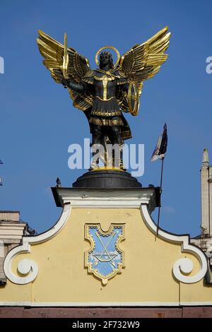 Lyadsky Tor mit der Bronzeskulptur Erzengel Michael, Unabhängigkeitsplatz Majdan Nesaleshnosti, Kiew, Ukraine Stockfoto