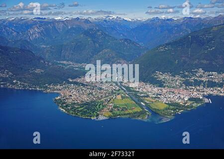 Maggia Delta mit Ascona und Locarno mit Alpenkette am Ende des Maggia-Tals, Monte Gambarogno, Lago Maggiore, Tessin, Schweiz Stockfoto