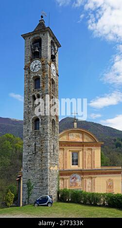Glockenturm St, George Kirche, Chiesa di San Giorgio,, Dumenza, Lago Maggiore, Lombardei, Italien Stockfoto