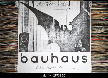 12-Zoll-Single-Version von Bela Lugosi's Dead by Bauhaus, die auf einer Sammlung von Schallplatten liegt Stockfoto