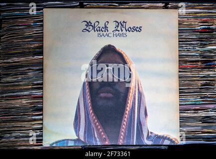 LP-Cover von Black Moses, dem fünften Studioalbum von Isaac Hayes, das 1971 veröffentlicht wurde und auf einer Sammlung von Vinyl-Schallplatten liegt Stockfoto