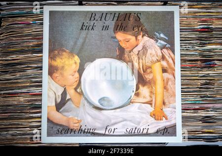 12-Zoll-Single-Version von Kick in the Eye von Bauhaus, Teil der Searching for Satori EP, die auf einer Sammlung von Schallplatten liegt Stockfoto