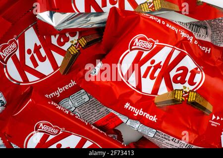 Tambow, Russische Föderation - 19. März 2021 Leere süße Verpackungen von KitKat-Schokoriegel. Vollformat. Stockfoto