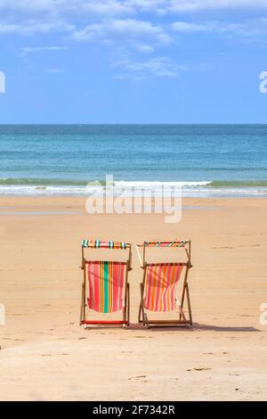 Strandliegen, St. Brelade's Bay, Jersey, Großbritannien Stockfoto