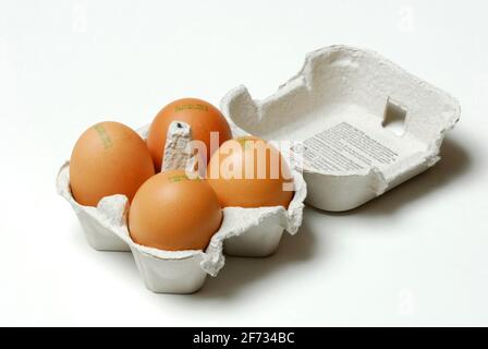 Eier von Hühnern braun, Eier von Hühnern, Hühnereier, Herkunftsstempel, Verlegedatum, Organisch Stockfoto