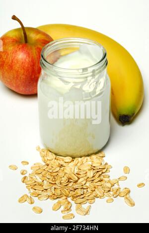 Haferflocken (Avena sativa) Glas Joghurt, Apfel, Banane, Hafer, Milchprodukte Stockfoto