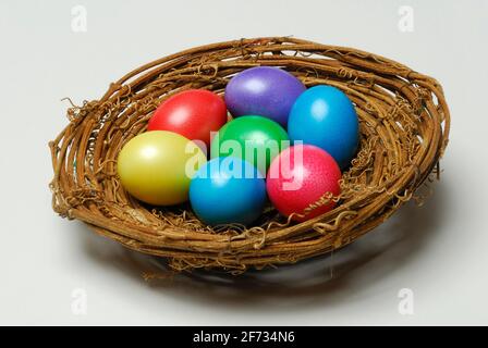 Ostereier im Korb, Korb, Schüssel, osterei, Ei, Eier, ostern, ostern, ostern, Hühnereier, Tradition, traditionell, gefärbt, bemalt, Korb Stockfoto