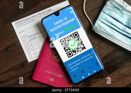 Gesundheitspass der COVID-19-Impfung im Mobiltelefon für Reisen, digitale Pass-App im Smartphone. Zertifikat als Nachweis für Coronavirus-Immunizati Stockfoto