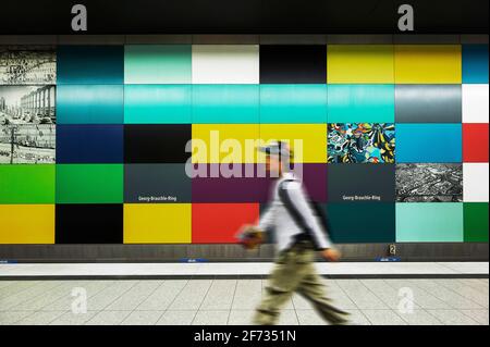 Mauer mit farbigen Rechtecken, U-Bahn-Station, Georg-Brauchle-Ring, München, Oberbayern, Bayern, Deutschland Stockfoto