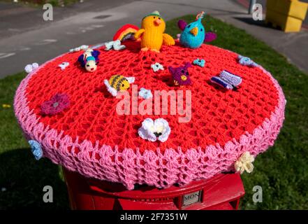 Birmingham, Großbritannien. 4. April 2021: An Ostern sind Strickhüllen mit Ostermotiven auf den Postfächern von Royal Mail in Birmingham aufgetaucht, mit vielen sportlichen Botschaften der Hoffnung. „Bleib positiv, denn bessere Tage sind auf dem Weg“, sagt einer. Kredit: Ryan Underwood / Alamy Live Nachrichten Stockfoto