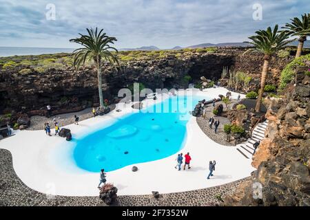 Türkisfarbener Pool über dem Lavatunnel Jameos del Agua, der in einem Museum von Cesar Manrique, Lanzarote, Kanarische Inseln, gebildet wurde Stockfoto