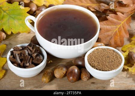 Acorn-Kaffee, geröstete Eicheln, gemahlen, englische Eiche, Quercus robur, Geröstet, Tasse Stockfoto