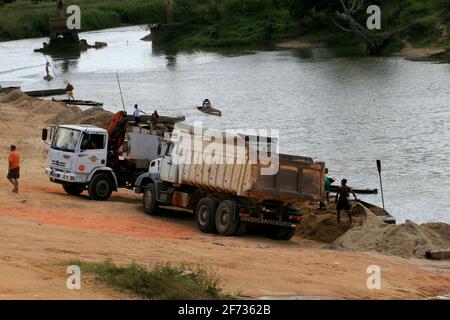 Itamaraju, bahia / brasilien - 3. september 2008: Das Boot transportiert den Sand, der vom Jucurucu-Fluss in der Gemeinde Itamaraju gesammelt wurde. *** Stockfoto