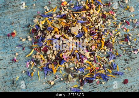 Blütenpfeffer, Pimento, Kardamom, Meersalz, Ringelblumenblüten, Kornblume, Rosenblätter Stockfoto